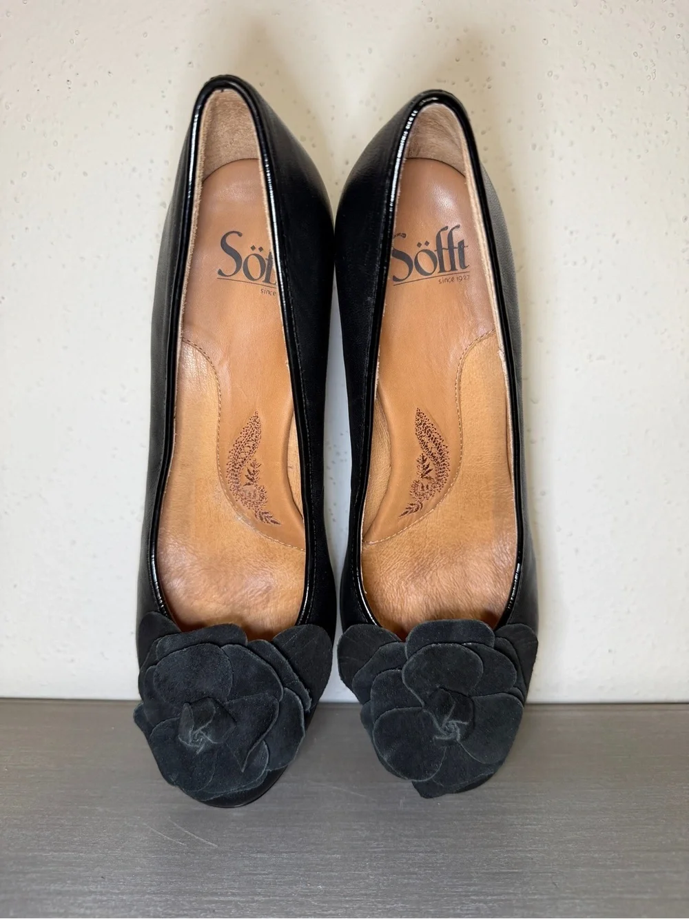 Söfft Black Leather Floral Pump Heels 9M Good Condition Classic Women's Shoes